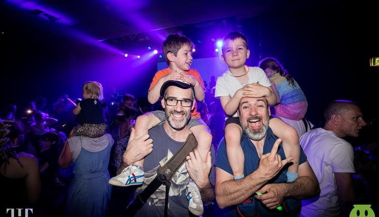 Фотография: Когда дома не сидится: родители из Великобритании ходят в ночные клубы и на вечеринки вместе с детьми №5 - BigPicture.ru