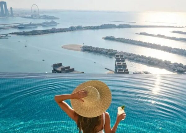 Ныряя в роскошь: в Дубае открыли самый высокий в мире бассейн