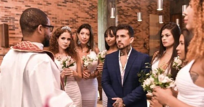 Фотография: Бразилец в знак протеста против моногамии женился на девяти женщинах одновременно №1 - BigPicture.ru