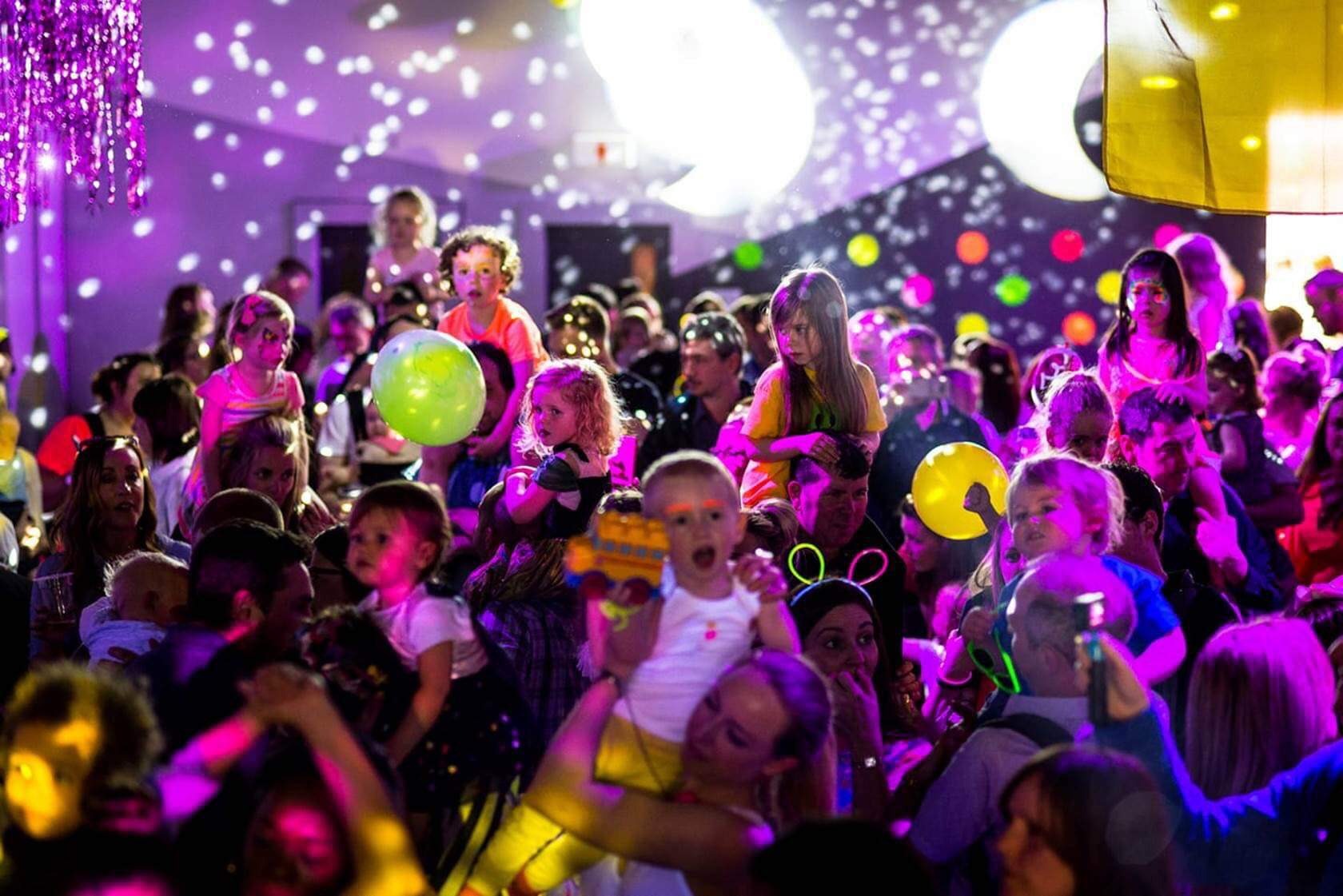 Фотография: Когда дома не сидится: родители из Великобритании ходят в ночные клубы и на вечеринки вместе с детьми №4 - BigPicture.ru