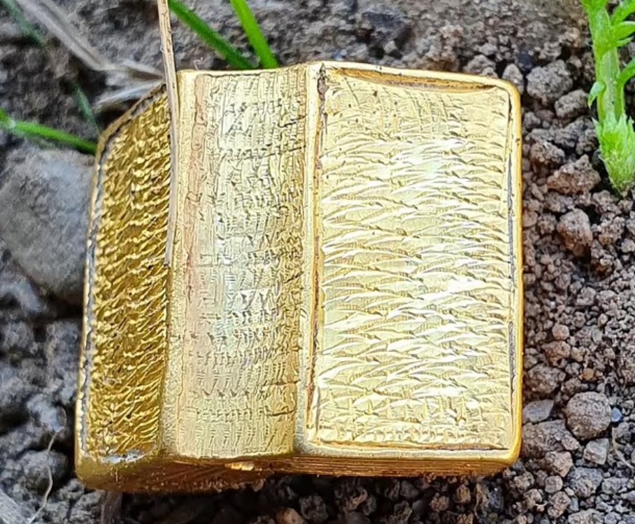 Фотография: В Великобритании нашли миниатюрную Библию 15 века из чистого золота №4 - BigPicture.ru