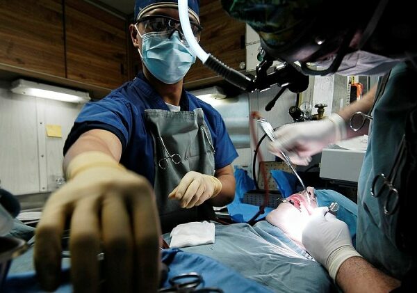 В США хирурги удалили зуб, который вырос у мужчины в носу