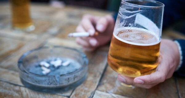 Ученые выяснили, почему после алкоголя хочется закурить