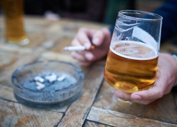 Ученые выяснили, почему после алкоголя хочется закурить