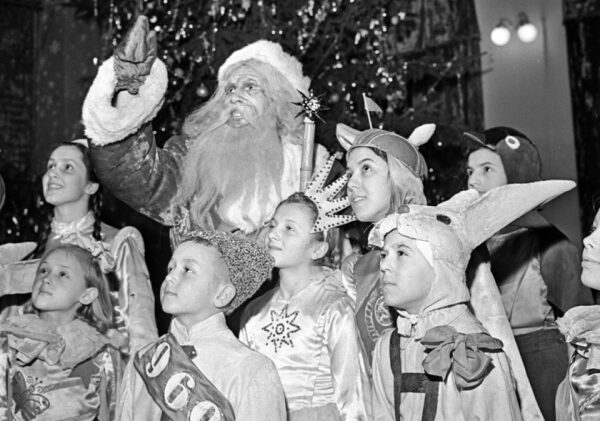 «Конфеты от Деда Мороза», как в СССР появилась традиция сладких новогодних подарков