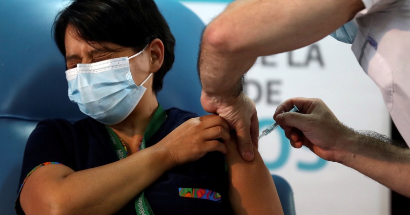 Итальянец пришел на вакцинацию с силиконовой рукой