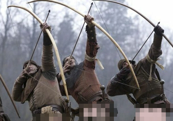Почему в битве при Азенкуре английские лучники сражались без штанов