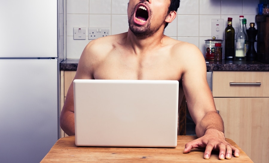  молодой голый мужчина смотрит порно у себя на кухне