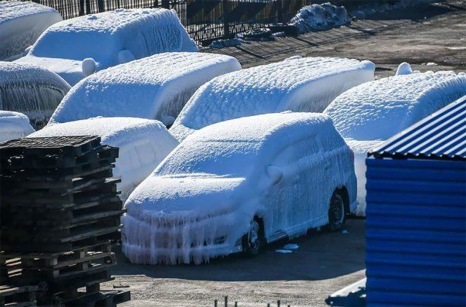 Bigpicture ru e4556950e09846e39a436404b55fb848.1640712447 114 stunning images of freshly frozen cars arrived to vladivostok sea