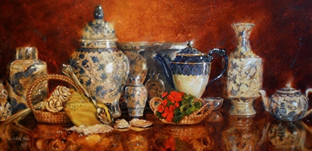 Натюрморт с восточными вазами чайниками и цветами на красном фоне картина Анджелы Тротта Томас