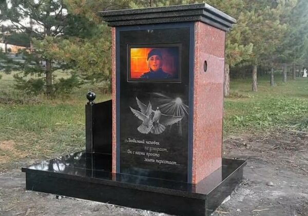 На кладбище в Новосибирске появилась первая могила с телевизором