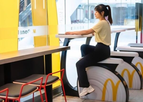 Приятное с полезным: в Китае появились «Макдоналдсы» с велотренажерами вместо стульев