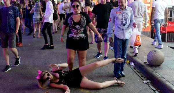 Местные делятся тем, какие выходки туристов особенно выбесили их