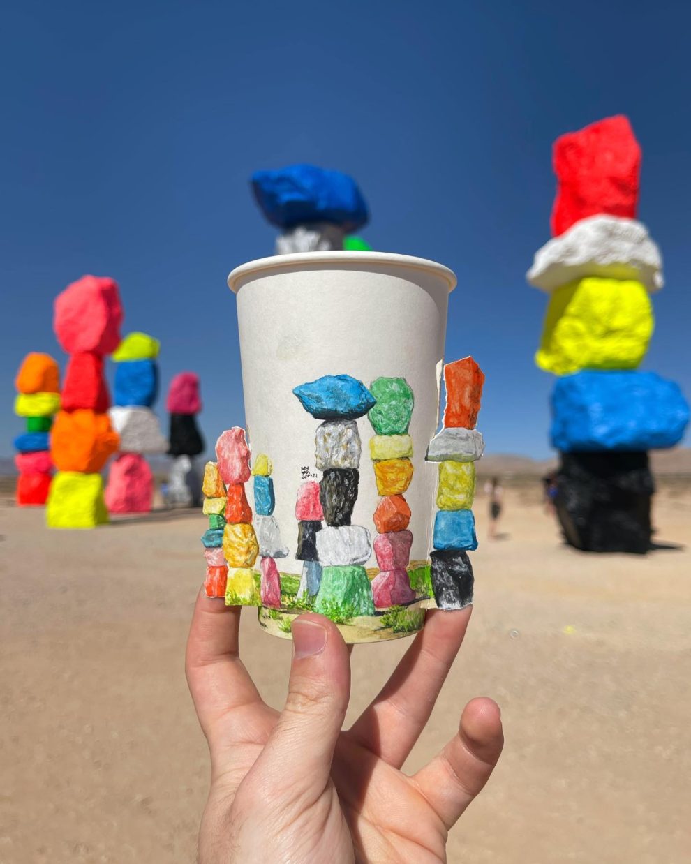 Seven Magic Mountains в пустыне у Лас-Вегаса на бумажном стаканчике &mdash; рисунок Берка Армагана