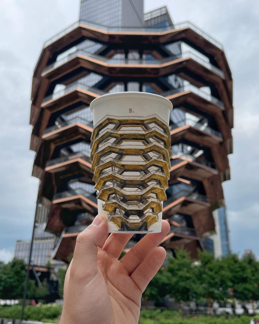 Смотровая площадка Vessel в Нью-Йорке на бумажном стаканчике &mdash; рисунок Берка Армагана