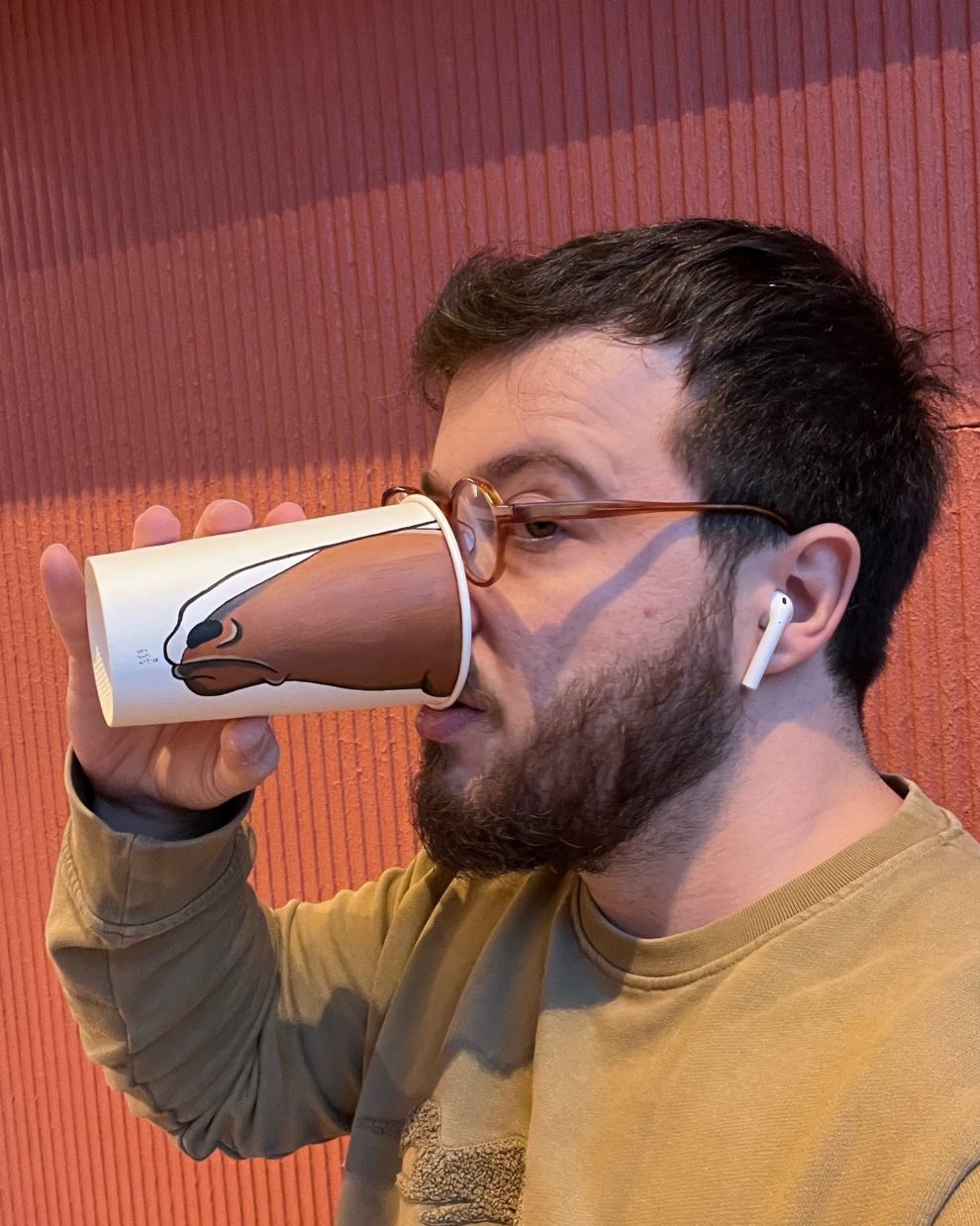 Автопортрет художника Берка Армагана на стаканчике