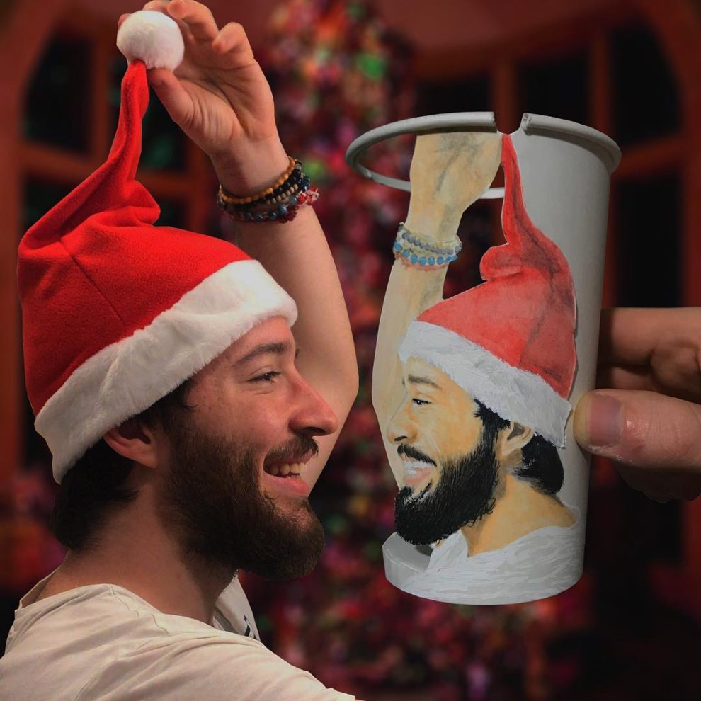 Рождественский автопортрет художника Берка Армагана на стаканчике