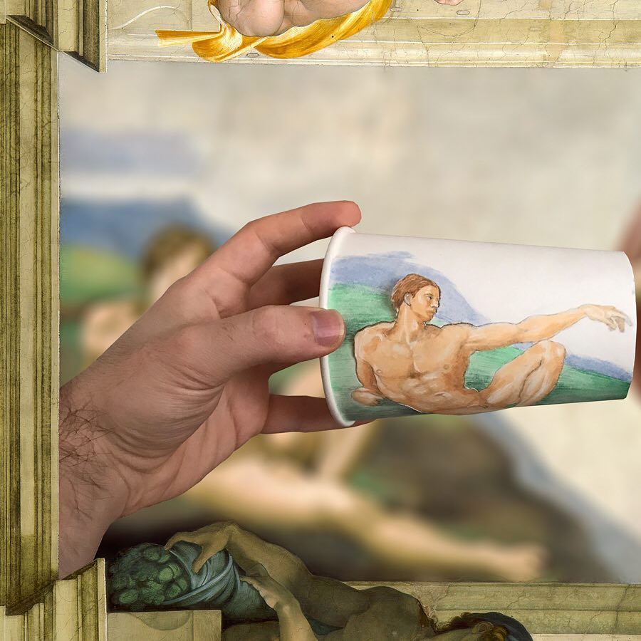 Сотворение Адама Микеланджело на бумажном стаканчике &mdash; рисунок Берка Армагана