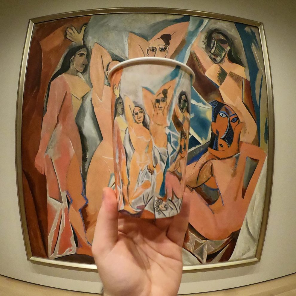 Авиньонские девицы Пикассо на бумажном стаканчике &mdash; рисунок Берка Армагана