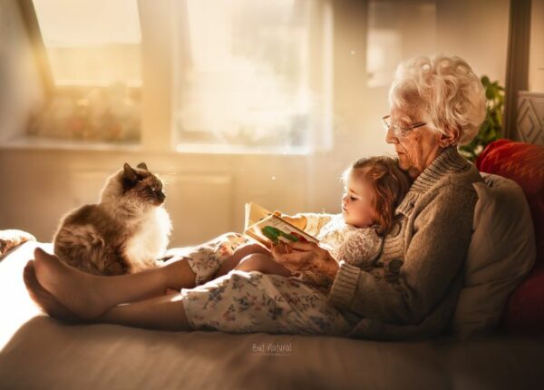 И стар и млад, трогательный фотопроект о связи старшего поколения с внуками