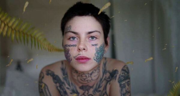 Российская трэш-стримерша устроила обнаженную фотосессию у храма и ожидаемо «попала»