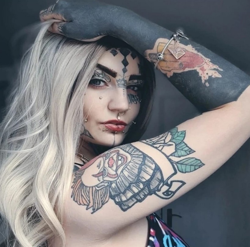 Альтернативная модель скрыла свои татуировки и ее перестали узнавать