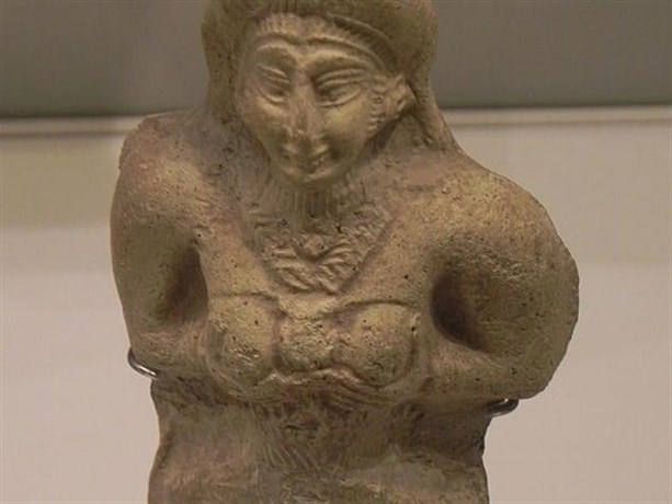Bigpicture ru statue holding breasts