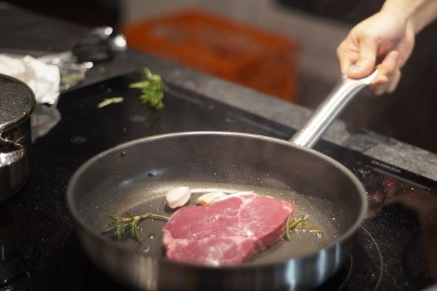 Bigpicture.ru Как приготовить идеальный стейк в домашних условияхcropped hand of woman cooking