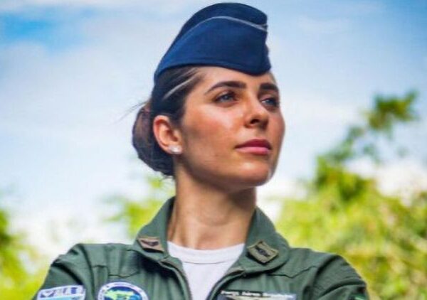 Девушка-пилот уволилась из бразильских ВВС ради карьеры на OnlyFans