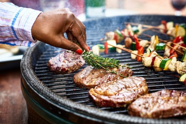 Bigpicture.ru Как приготовить идеальный стейк в домашних условияхwoman basting meat on barbecue