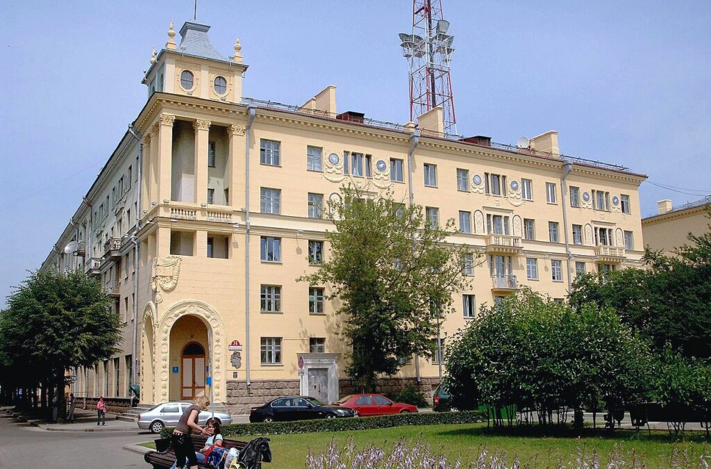 Bigpicture.ru Дом в Минске, в котором жил Ли Харви Освальд oswald's apartment building minsk belarus
