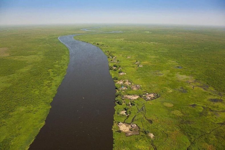Bigpicture.ru Живописная деревня на болоте в Южном Суданеnil i boloto sudd