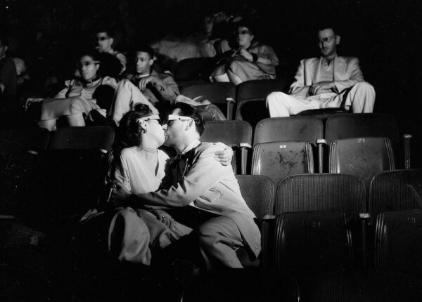 Чем занимались зрители в кинотеатрах Нью-Йорка в 1940-е годы