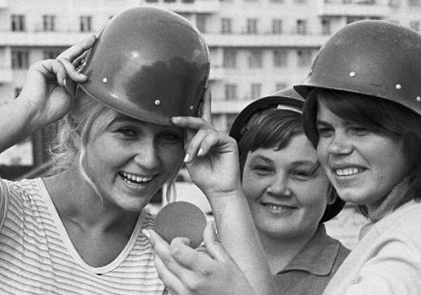 Какие хитрости использовали женщины СССР, заменяя дефицитную косметику