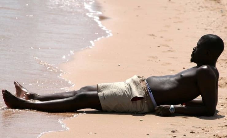 Bigpicture.ru Почему у африканцев темная кожа, если черный цвет притягивает теплоman on the beach