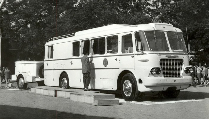 Bigpicture.ru Автобус с рентген-кабинетом и прицепом-генератором