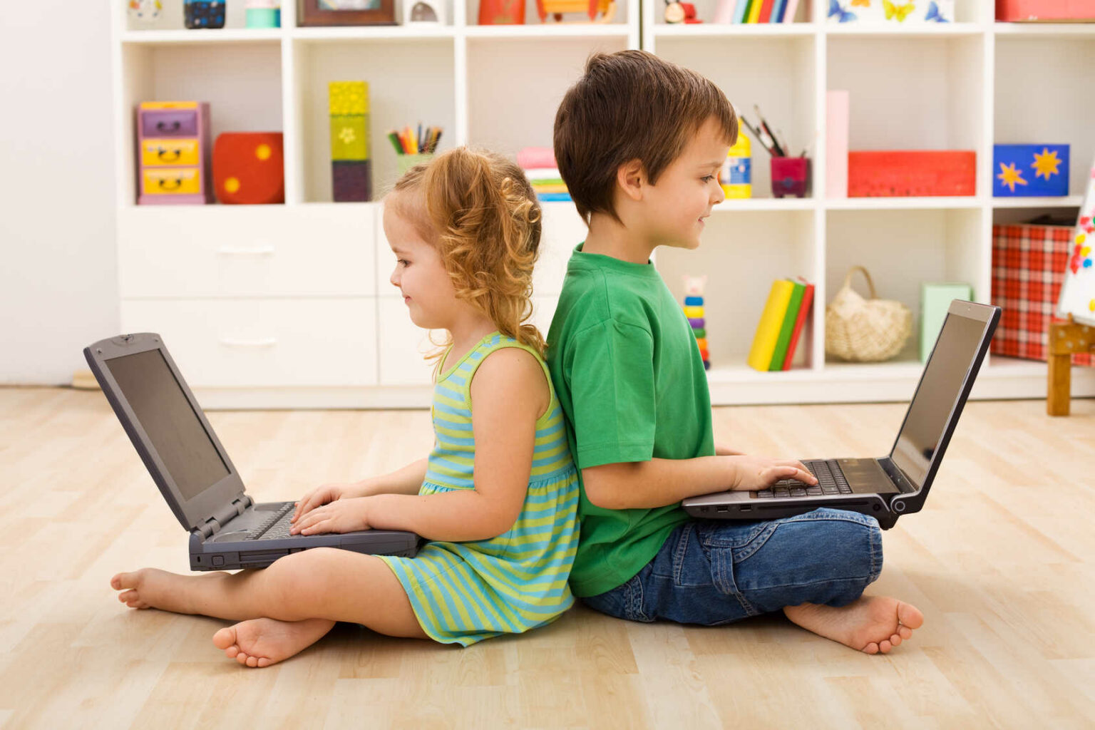Ребенок перед. Ребенок за компьютером. Компьютер для детей. Дошкольник и компьютер. Ребенок с ноутбуком.
