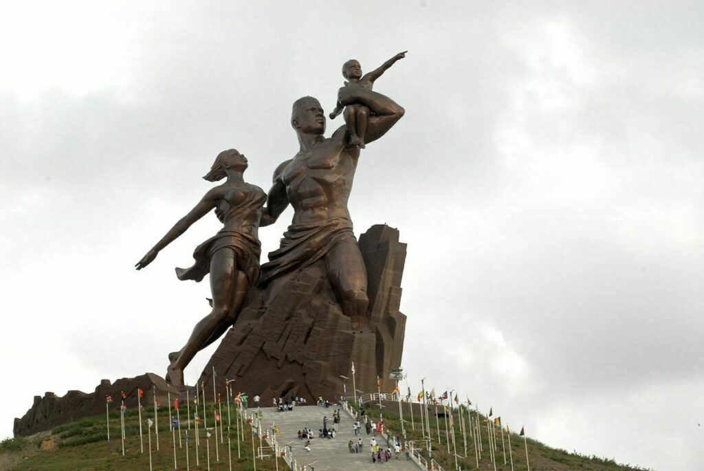 Монумент «Возрождение Африки» в Дакаре, Сенегал