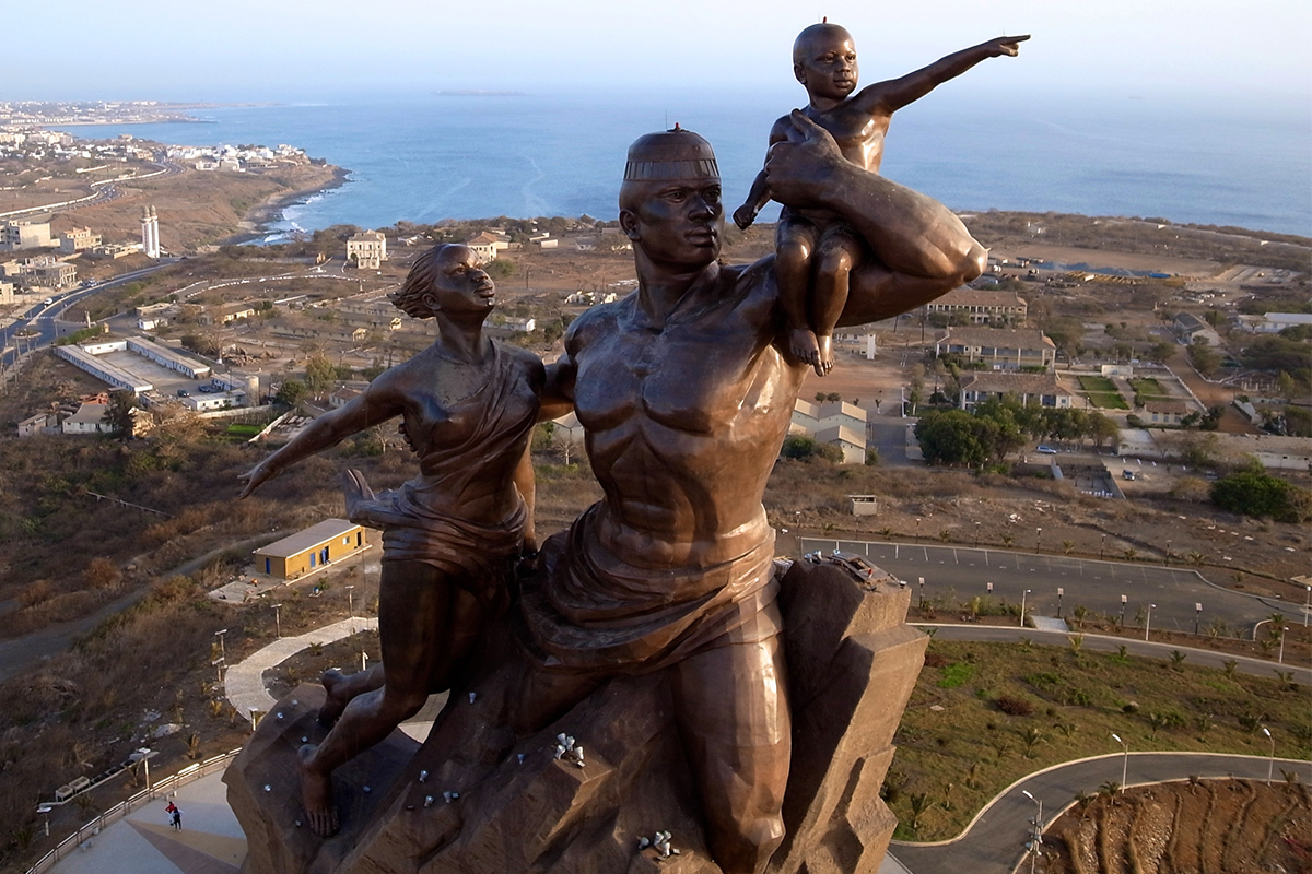 Монумент «Возрождение Африки» в Сенегале. Возведен студией «Мансудэ» в 2010 году, строительные работы заняли около четырех лет.