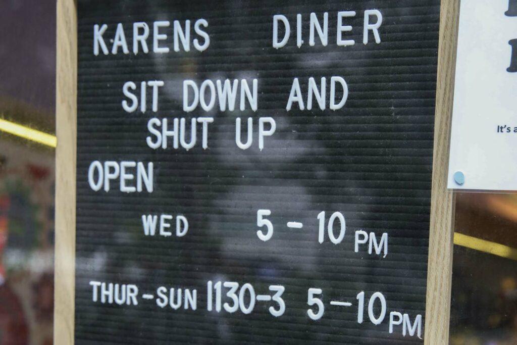 «Садись и заткнись» — слоган ресторана Karen’s Diner 