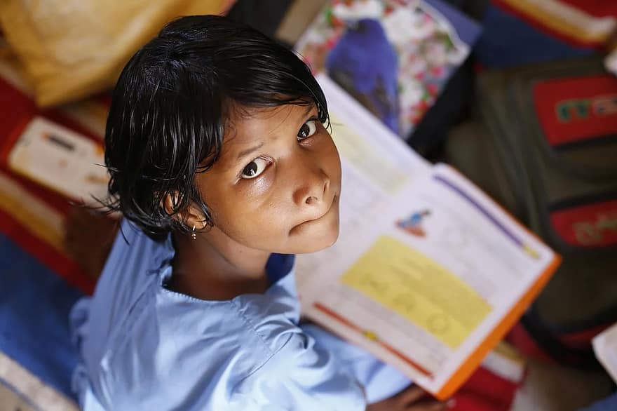 Индийская девочка в школе с учебником