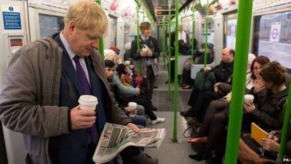 Борис Джонсон в общественном транспорте читает газету