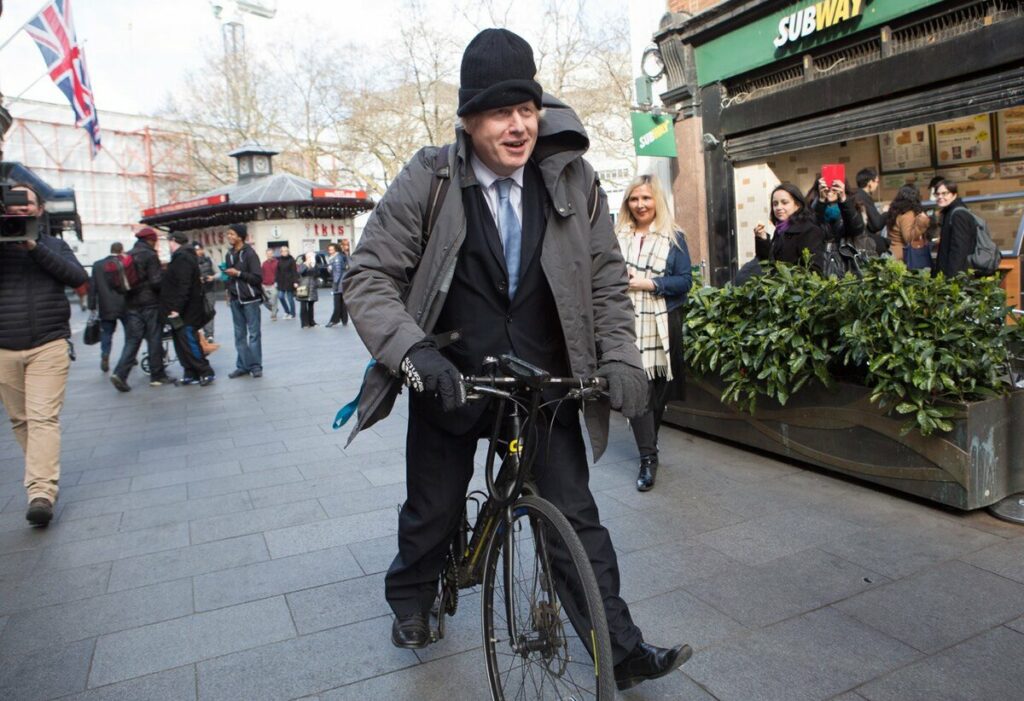 Борис Джонсон едет на велосипеде по Лондону