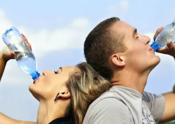 Ученые доказали, что пить воду так же приятно для мозга, как секс и вкусная еда