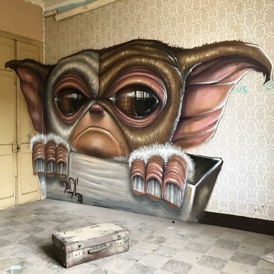 Bigpicture ru 633189436c086 barcelona artist creates graffiti of creepy popular characters interacting with abandoned places 632c3216140eb 880