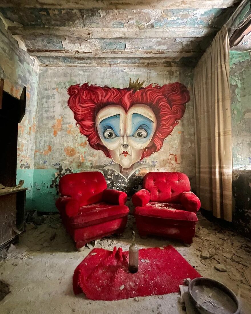 Bigpicture ru 633189442c223 barcelona artist creates graffiti of creepy popular characters interacting with abandoned places 632c32523b333 880