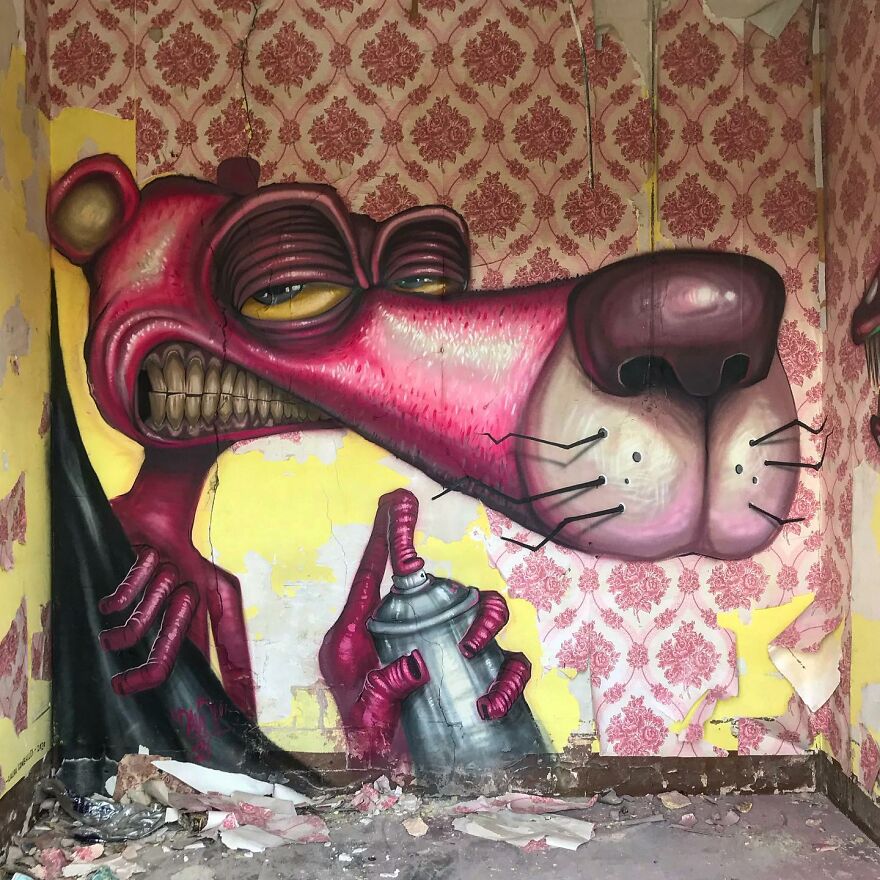 Bigpicture ru 633189448c5f5 barcelona artist creates graffiti of creepy popular characters interacting with abandoned places 632c323c5e139 880