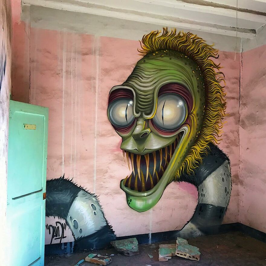 Bigpicture ru 63318944b3699 barcelona artist creates graffiti of creepy popular characters interacting with abandoned places 632c31c9e1c78 880