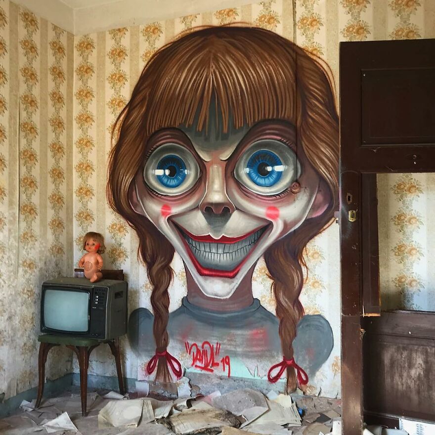 Bigpicture ru 633189453e0cf barcelona artist creates graffiti of creepy popular characters interacting with abandoned places 632c31d6eadf5 880