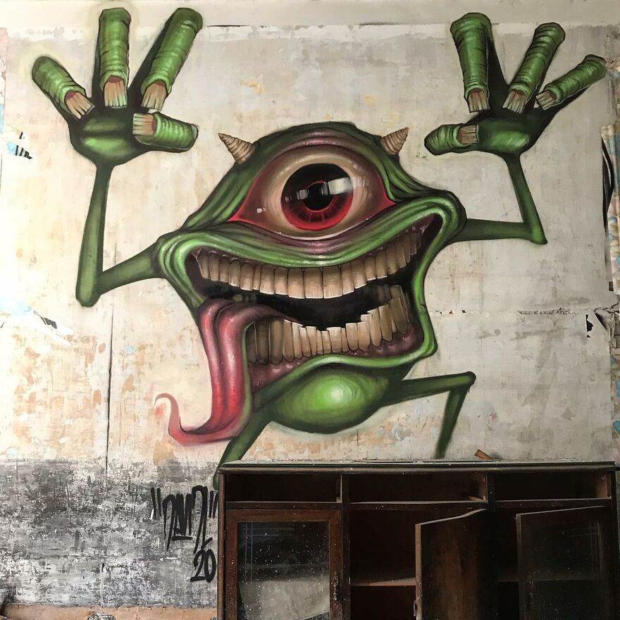 Bigpicture ru 6331894596446 barcelona artist creates graffiti of creepy popular characters interacting with abandoned places 632c321de1fda 880